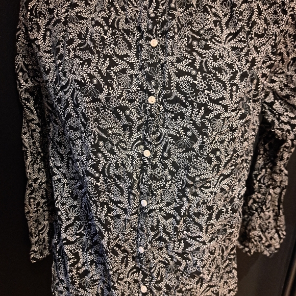 Old Navy Black and White Patterned Blouse - Picture 2 of 3